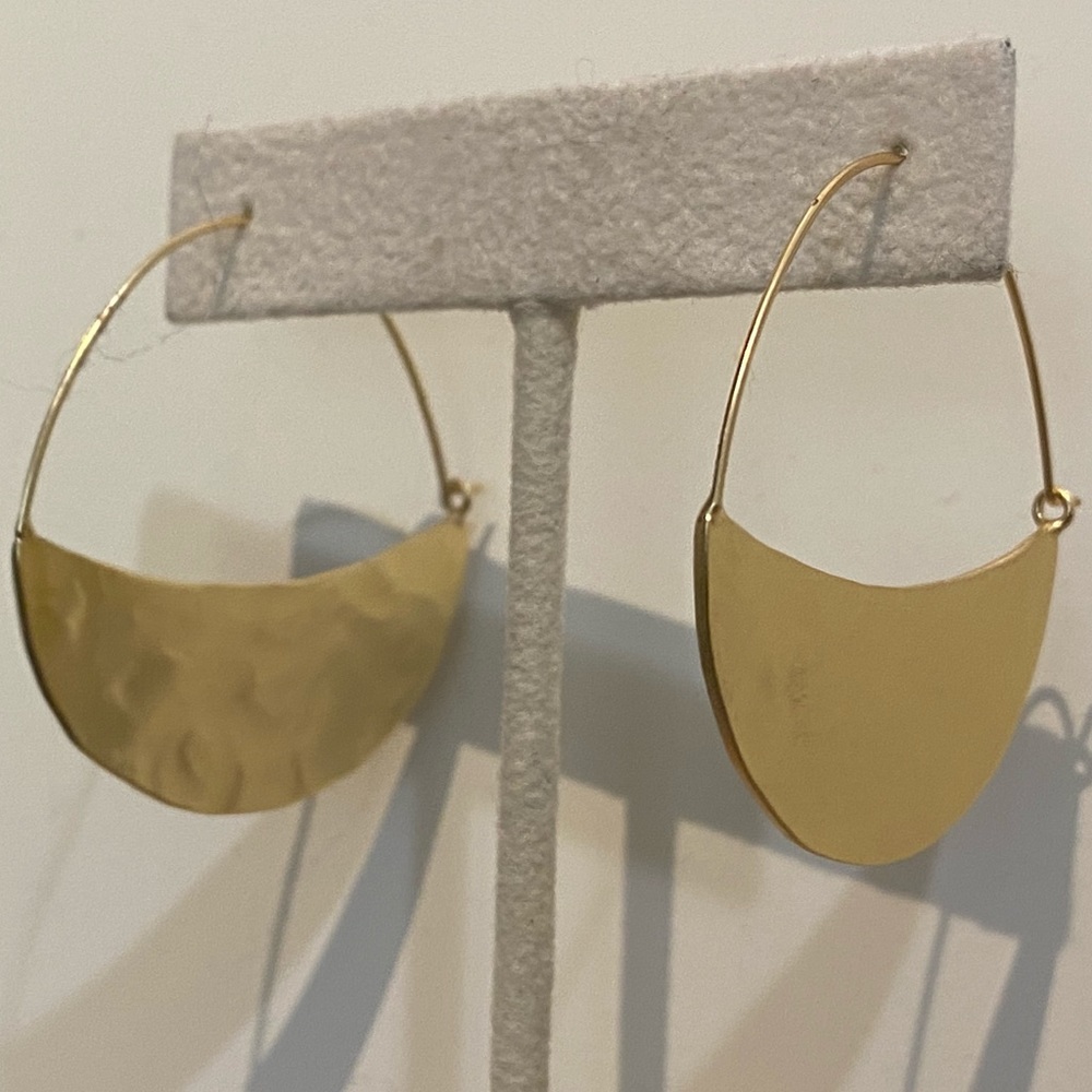 Medium gold-plated half circle earrings